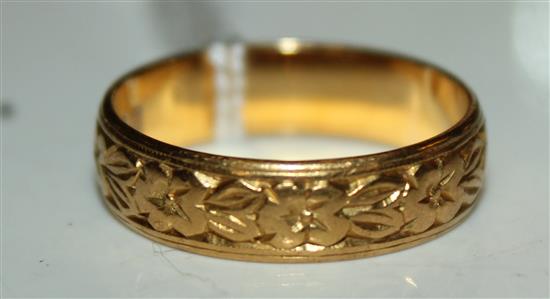 A heavy 22ct gold band